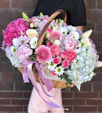 Композиция солнечный день в Хохольском Цветочная композиция из Розы, Хризантемы, Пионы и Лизиантусы в корзине в Хохольском